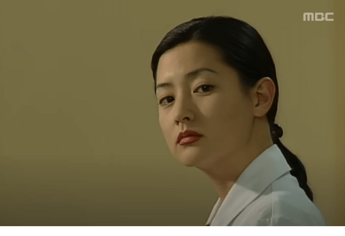 韓国女優イ・ヨンエが1997年「ドクターズ」に出演した際のワンシーン画像。
白衣を着用している。
髪の毛は前髪無しのロングヘアで一つに結んでいる。
振り向きざまにこちらを覗いている。